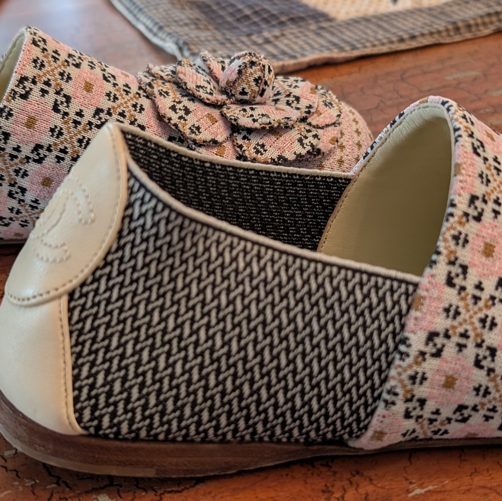 CHANEL Women's Floral Loafers - Pink and Black - Picture 6 of 9